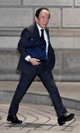 金融政策決定会合出席のため、日銀本店に入る植田総裁＝２９日午前