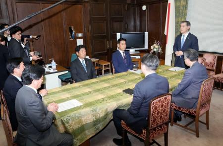 自民、日本維新の会、公明の３党による高校授業料無償化を巡る実務者協議＝２９日午後、国会