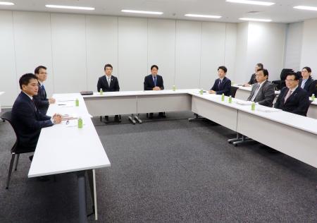 ガソリン税に上乗せされる暫定税率の廃止に向けた与野党６党による実務者協議＝２９日午後、国会