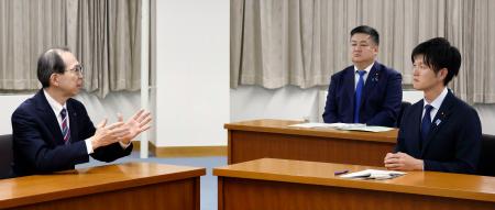 福島県庁で内堀雅雄知事（左）と会談する鈴木農相＝２９日午後