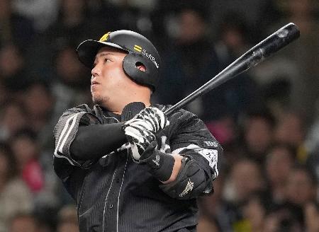 ２回ソフトバンク無死、山川が中越えに先制ソロを放つ＝甲子園