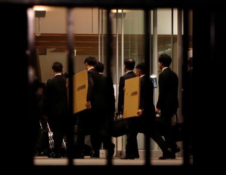 山形刑務所に家宅捜索に入る山形県警の捜査員ら＝２９日夜