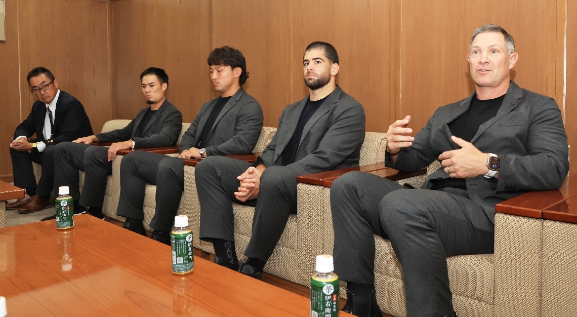 意気込みを語る横浜キヤノンイーグルスの（右から）レオン・マクドナルド監督、ハーモン、古川、田村＝大分合同新聞社