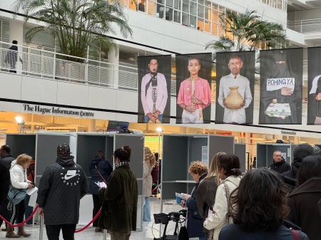 オランダ下院選の投票所で並ぶ人々＝２９日、オランダ西部ハーグ（共同）