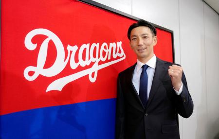 中日のヘッドコーチ就任が決まり、記者会見を終えてポーズをとる嶋基宏氏＝３０日、名古屋市