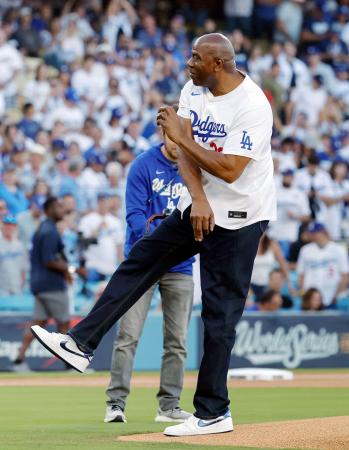 始球式を務めるドジャースの共同オーナーのマジック・ジョンソンさん＝ロサンゼルス（共同）