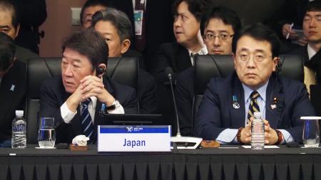 ＡＰＥＣ閣僚会議に臨む赤沢経産相（右）と茂木外相＝３０日、韓国・慶州（経産省提供・共同）