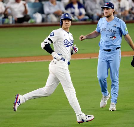 ブルージェイズ戦の６回、右飛に倒れたドジャース・大谷。投手イエサベージ＝ロサンゼルス（共同）