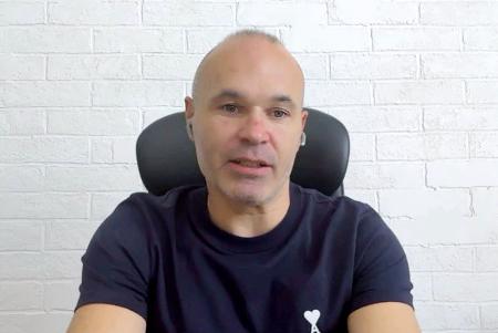 オンラインで記者会見するイニエスタさん＝３０日