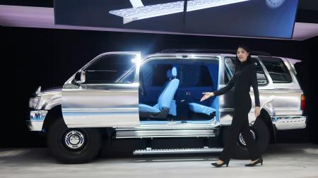 アイシンが披露した、左右に開く大開口の電動スライドドア＝３０日午後、東京都江東区の東京ビッグサイト