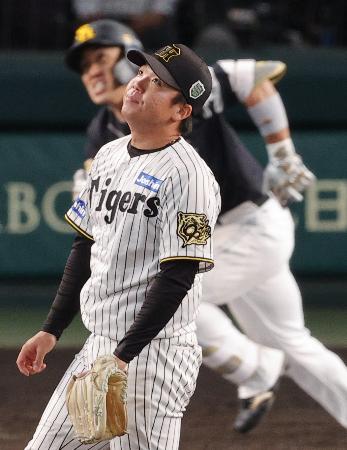 １１回、野村（奥）に勝ち越しソロを浴びた阪神・村上＝甲子園
