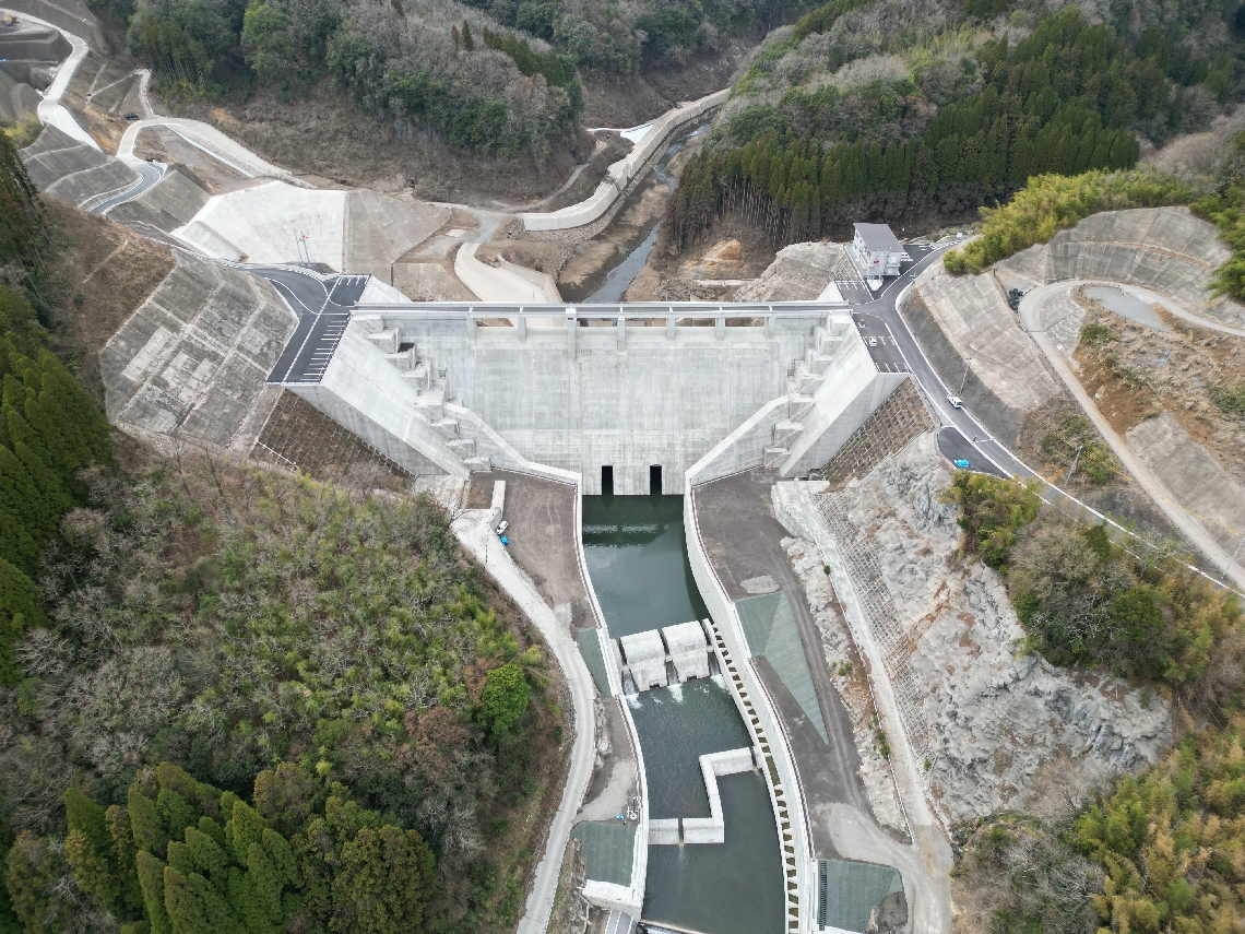 豪雨の時にしか水をためない流水型の玉来ダム。アジア土木学協会連合協議会の最優秀プロジェクト賞を受賞した＝竹田市（県提供）