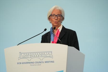 イタリア・フィレンツェで記者会見するＥＣＢのラガルド総裁＝３０日（共同）