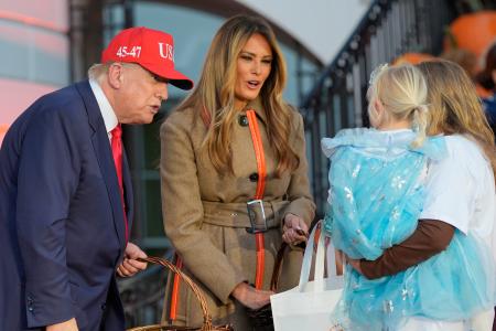 ３０日、米ワシントンのホワイトハウスで、ハロウィーンイベントに参加したトランプ大統領（左）と妻メラニアさん（ＡＰ＝共同）