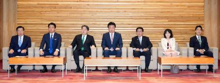 閣議に臨む木原官房長官（中央）ら＝３１日午前、首相官邸