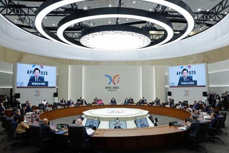 韓国・慶州で開幕したＡＰＥＣ首脳会議の会合＝３１日（ＡＰ＝共同）