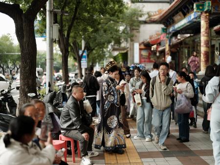 国慶節に伴う大型連休で、にぎわう北京中心部の繁華街＝１０月（共同）