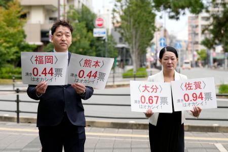 「１票の格差」訴訟の判決で、福岡高裁に向かう原告側の弁護士ら＝３１日午後、福岡市