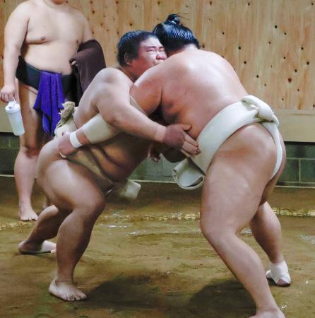 稽古をする伯桜鵬（左）＝福岡県太宰府市