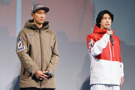 記者会見する男子モーグルの堀島行真（右）とノルディック複合男子の渡部暁斗＝３１日、東京都港区