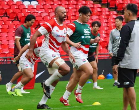 南アフリカ戦を控え、調整するラグビー日本代表のリーチ（手前左）ら＝ロンドン（共同）