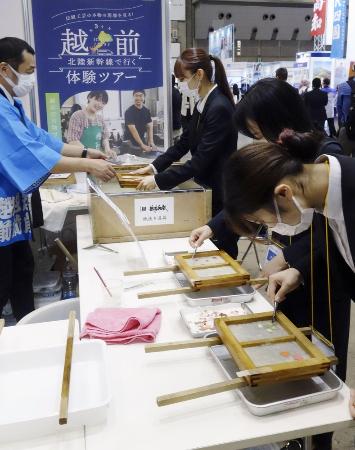 ２０２２年、「ツーリズム　ＥＸＰＯ　ジャパン」で越前和紙づくりの体験ができる福井県越前市のブース＝東京都江東区の東京ビッグサイト
