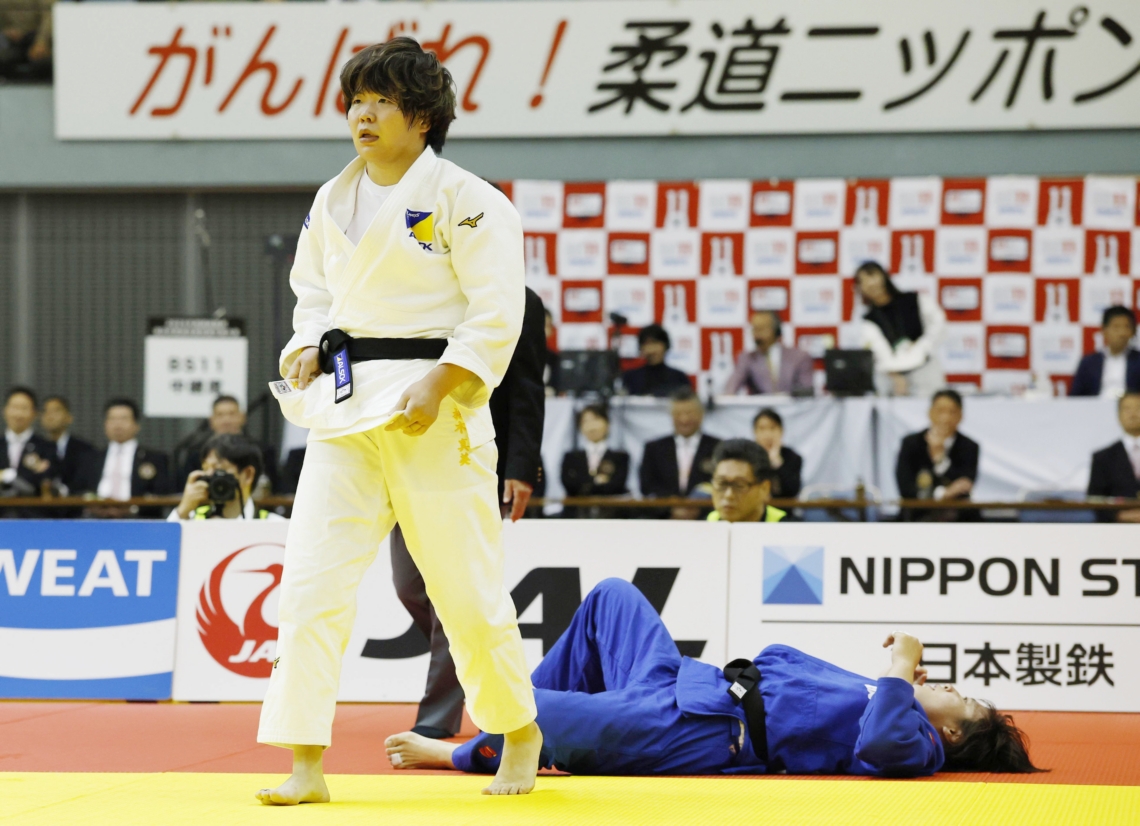 【女子７８キロ級決勝】田中伶奈（右）を破り優勝した梅木真美＝千葉ポートアリーナ