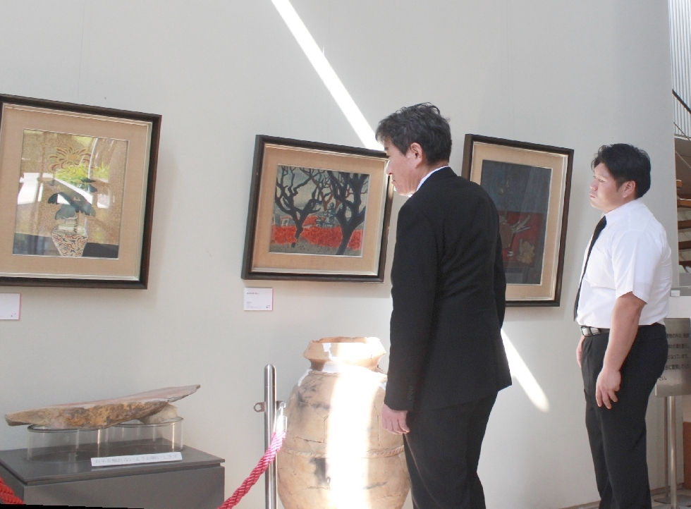 「名建築」と武田作品の組み合わせを楽しめる＝中津市相原の風の丘葬祭場