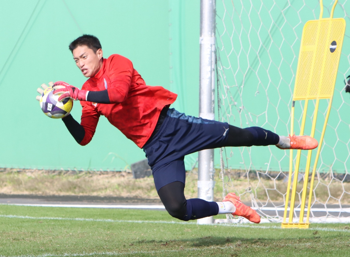 山形戦に向けて調整する大分のＧＫ文＝県サッカー協会スポーツ公園