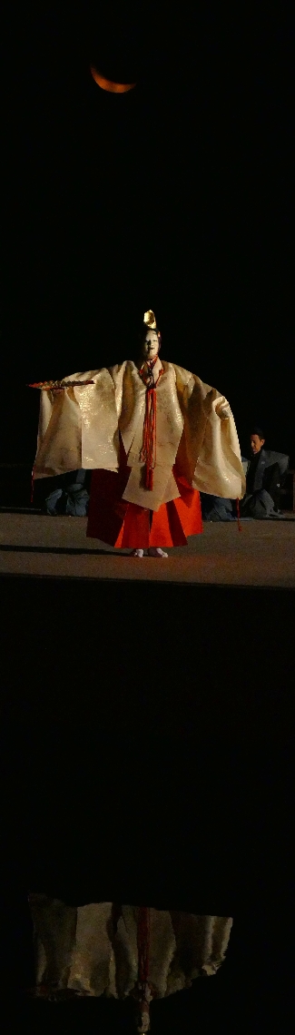 能「三輪」を演じる喜多流能楽師。舞台の下の稲葉川が水鏡になり、三日月岩には灯明の明かりがともった
