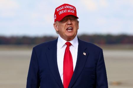 「米国を再び偉大に」のロゴが入った帽子をかぶるトランプ大統領＝１０月３０日、ワシントン郊外のアンドルーズ空軍基地（ロイター＝共同）