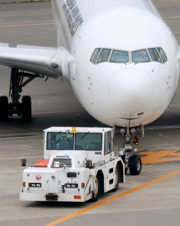航空機をけん引するトーイングトラクター＝１０月、羽田空港