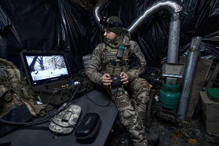 昨年１月、ウクライナ東部ハリコフ州クピャンスクの前線で自爆型無人機を操縦するウクライナ軍兵士（ゲッティ＝共同）