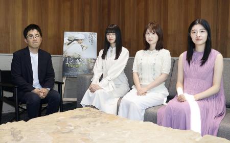 ７月、映画「長崎　閃光の影で」について取材に応じる（左から）松本准平監督、菊池日菜子さん、小野花梨さん、川床明日香さん＝長崎市