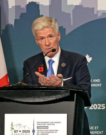 記者会見するカナダのホジソン・エネルギー・天然資源相＝１０月３１日、カナダ・トロント（共同）