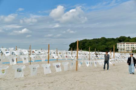 和歌山県白浜町の白良浜で始まった「Ｔシャツアート展」＝１日午前