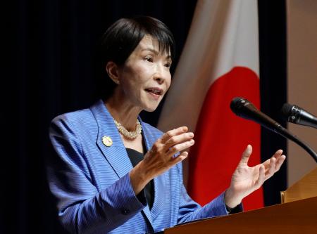 ＡＰＥＣ首脳会議閉幕後、韓国・慶州で記者会見する高市首相＝１日（共同）