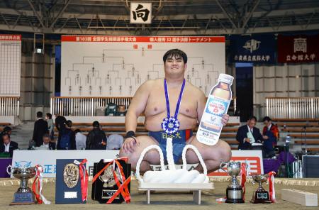 個人戦で優勝し笑顔を見せる日体大の杉本弘樹＝堺市大浜相撲場