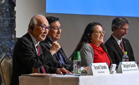 パグウォッシュ会議で登壇した被団協の田中熙巳代表委員（左端）ら＝１日午後、広島市