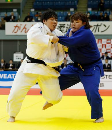 女子７８キロ超級決勝　冨田若春（右）を攻める素根輝。復帰戦で初優勝＝千葉ポートアリーナ