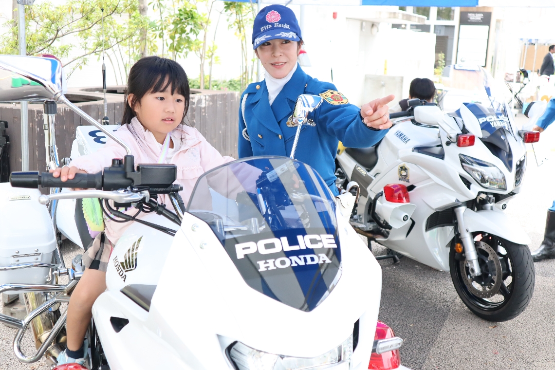 多くの子どもたちでにぎわった白バイ体験コーナー＝２日、大分市府内町