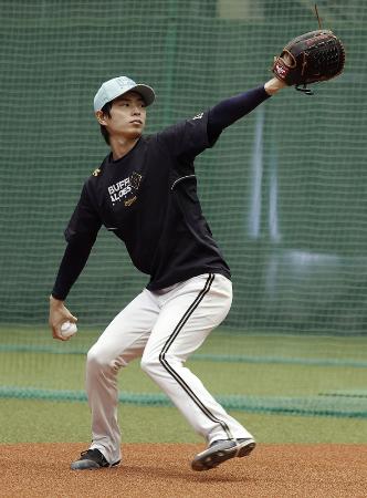 オリックスの山岡泰輔投手＝３月