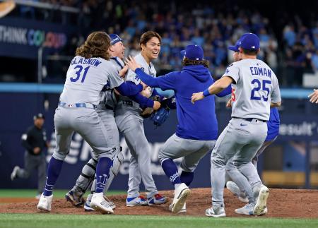 米大リーグ、ブルージェイズとのワールドシリーズ第７戦を制して２連覇を達成し、喜ぶドジャースの山本由伸（左から３人目）ら＝２日、トロント（共同）