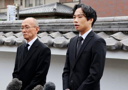 高羽奈美子さんの二十七回忌法要を終え、取材に応じる長男航平さん（右）と夫悟さん＝２日午前、名古屋市