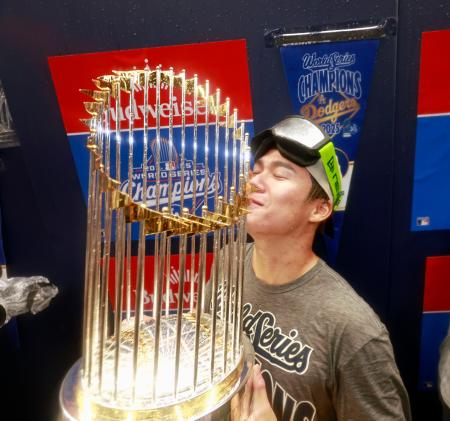 ワールドシリーズ２連覇を果たし、シャンパンファイトでトロフィーと記念撮影するドジャース・山本＝トロント（代表撮影・共同）