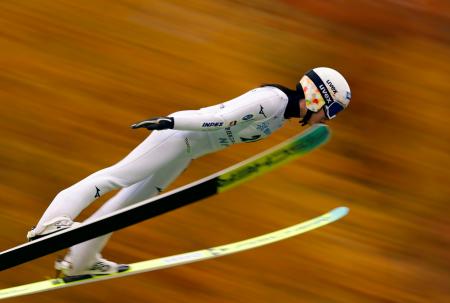 女子で優勝した丸山希の１回目＝大倉山