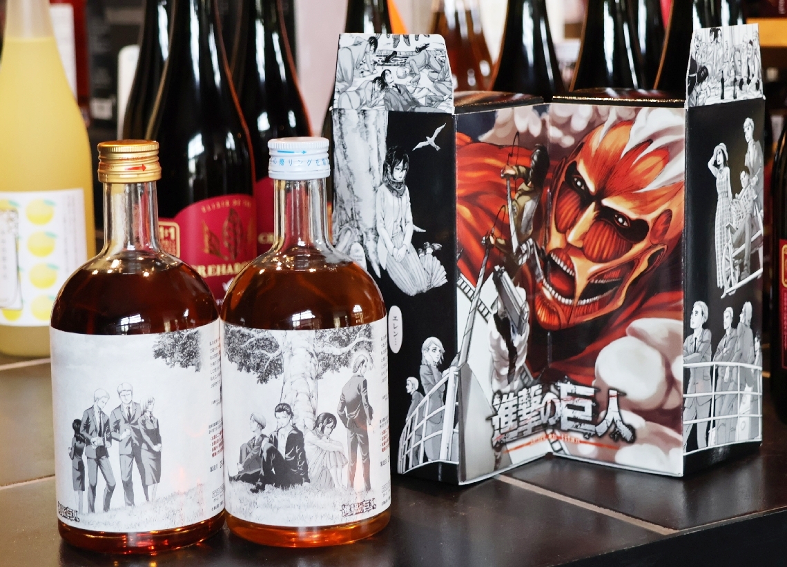 梅酒のラベルや化粧箱の表面の一部は諫山創さんの描き下ろし＝日田市大山町西大山の梅酒蔵おおやま