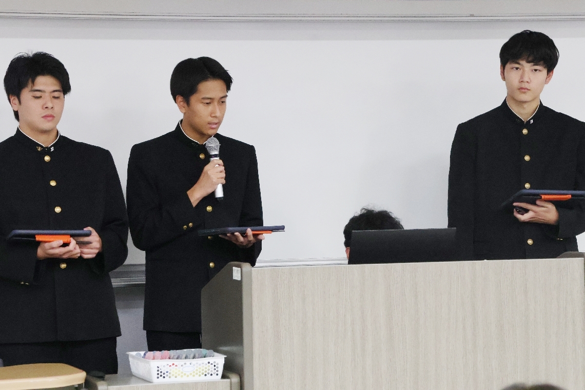 作品のプレゼンテーションをする生徒＝３日、大分市