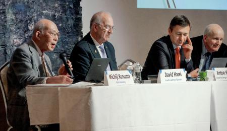 パグウォッシュ会議で公開討論する物理学者の小沼通二慶応大名誉教授（左端）ら＝２日午後、広島市