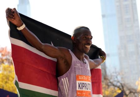 ニューヨークシティー・マラソンの男子で優勝したベンソン・キプルト＝２日（ロイター＝共同）